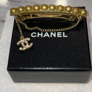 Preloved Vintage Chanel hair clip great condition has some wear little scratches